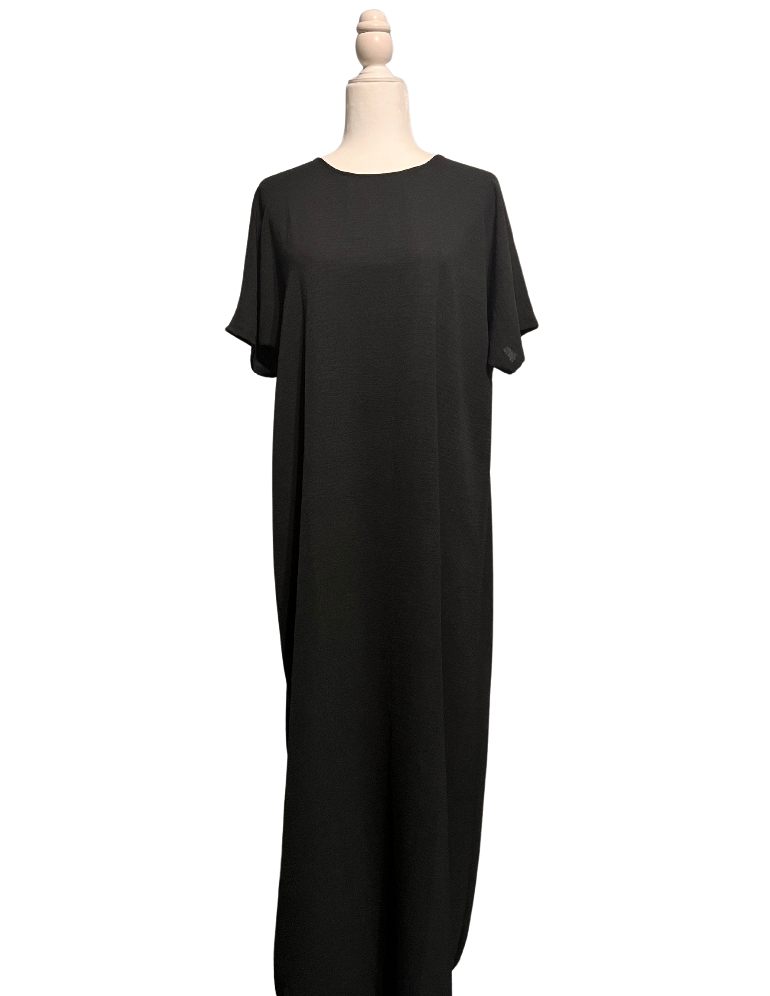 Nailah Abaya in Black